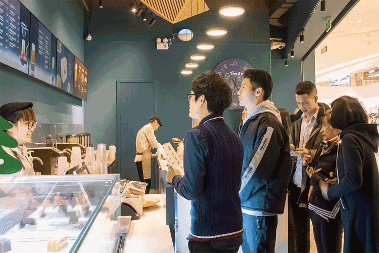 创业趣味故事：开奶茶店被顾客教做人，亏完